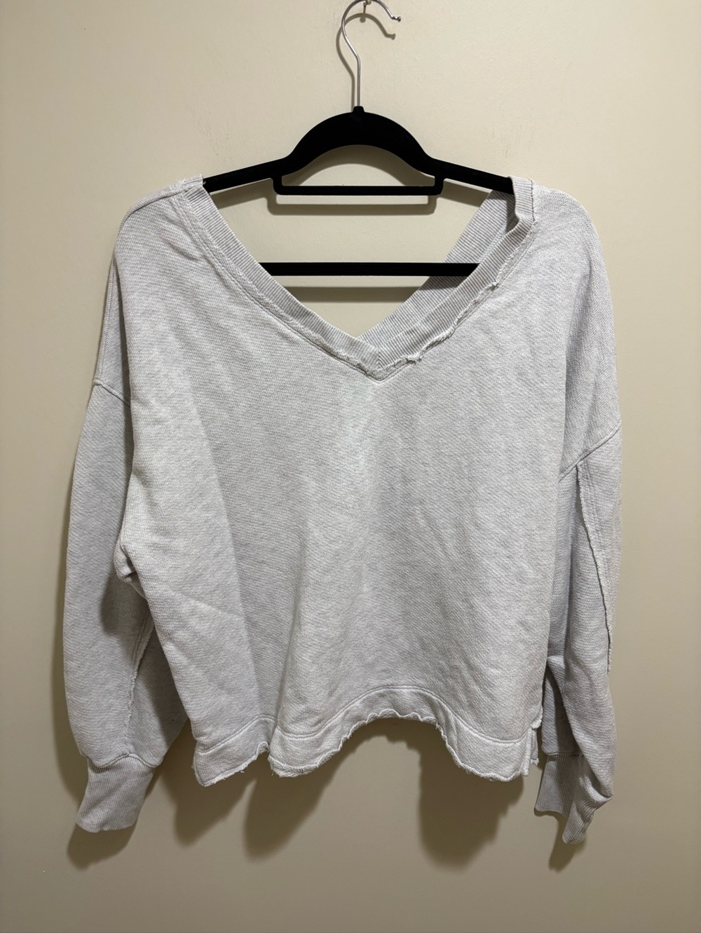 American Eagle Outfitters Women's Distressed V‑Neck Sweatshirt in Light Gray